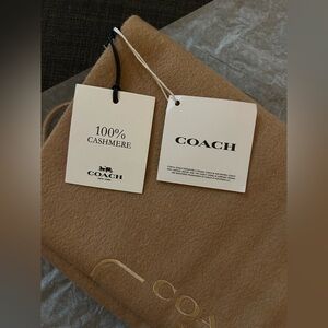 Scarf Coach. 100% Cashmere. Beige color.
NEW, received as gifts.